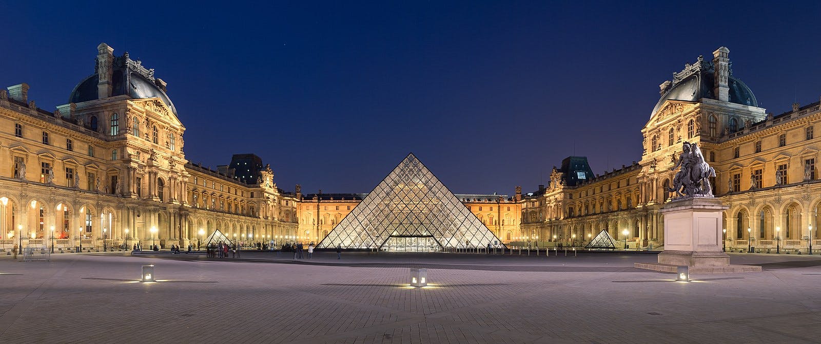 Picture of Louvre Museum